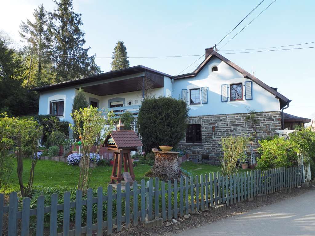 10561 - Schmuckstück: Zweifamilienhaus mit kleiner Einliegerwohnung in idyllischer Lage von Breitenau