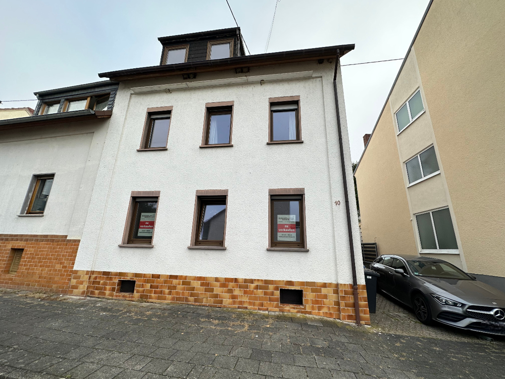 10633 - Geräumiges Einfamilienhaus mit Doppelgarage und kleinem Nebengebäude