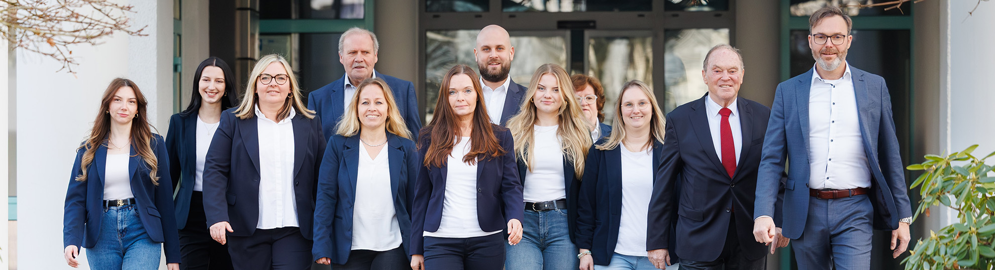 Das Team von Schwaderlapp Immobilien vor dem Bürogebäude