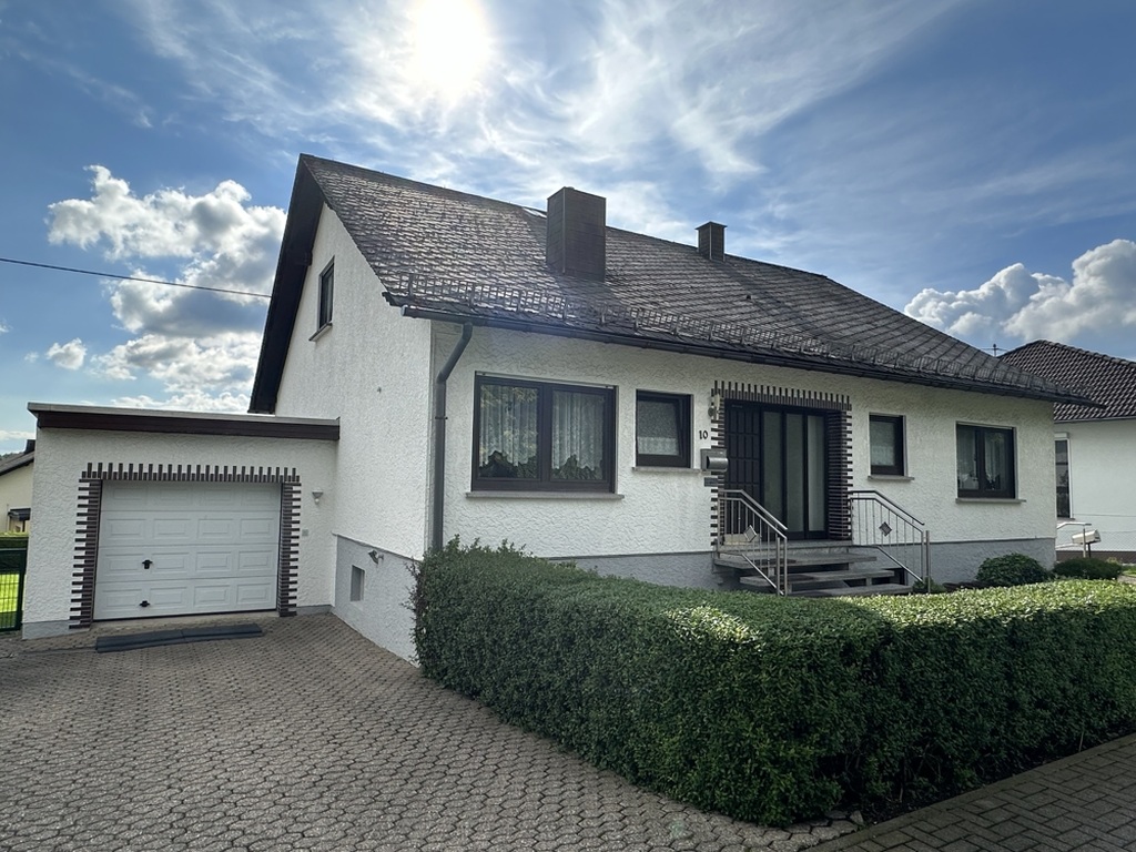 10730 - Gepflegtes Einfamilienhaus mit Einliegerwohnung in ruhiger Lage von Herschbach