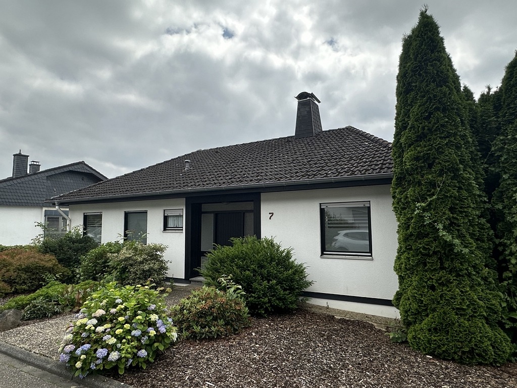 10683 - Freistehendes Einfamilienhaus mit sonnigem Südbalkon in Aussichtslage